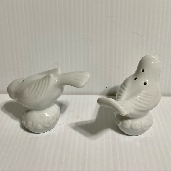 Bird Salt & Pepper Shakers White Pedestal Ceramic 3” x 3.25” - Picture 5 of 16